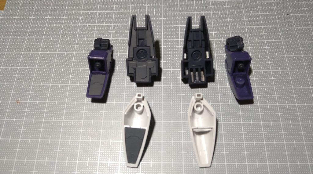 向かって左側が裏打ちパーツ装着状態です。ポーズをつけた時に足裏や膝裏の空洞が気になったので作成しました。