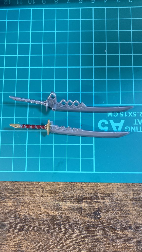 刀。孫権アストレイに付属する刀を一部カット&接着して色を塗っています。