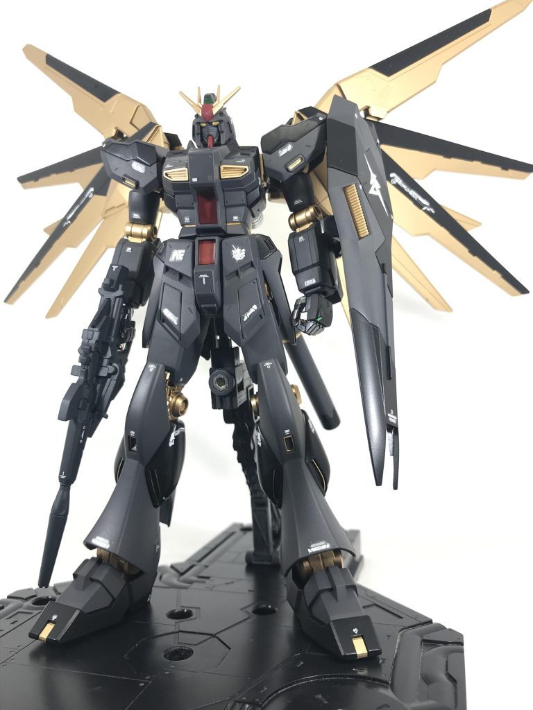 ウィング展開。サイコフレーム共振がMaxになった状態。これならアクシズ・ショックにも充分に耐えられるかも?