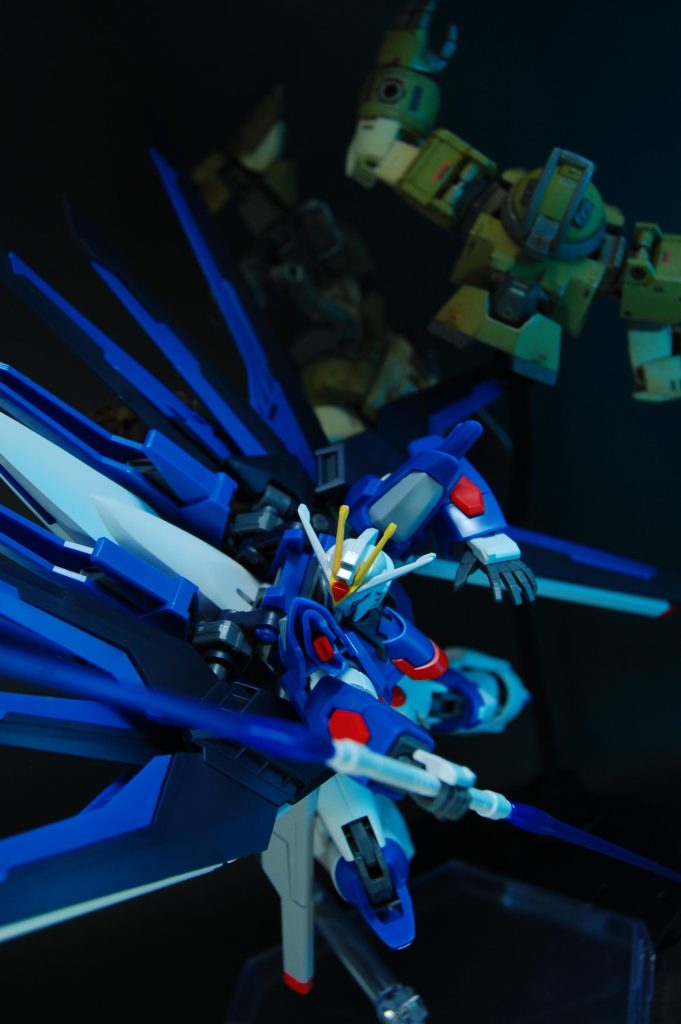 　俺のフリーダムは敵を真っ二つにする。より画面手前に向かっているように見せるため、脛から先の脚部は見えなくなるように撮ってみました。シードの敵機体を持っていないので敵機は水星キットで代用していきます。