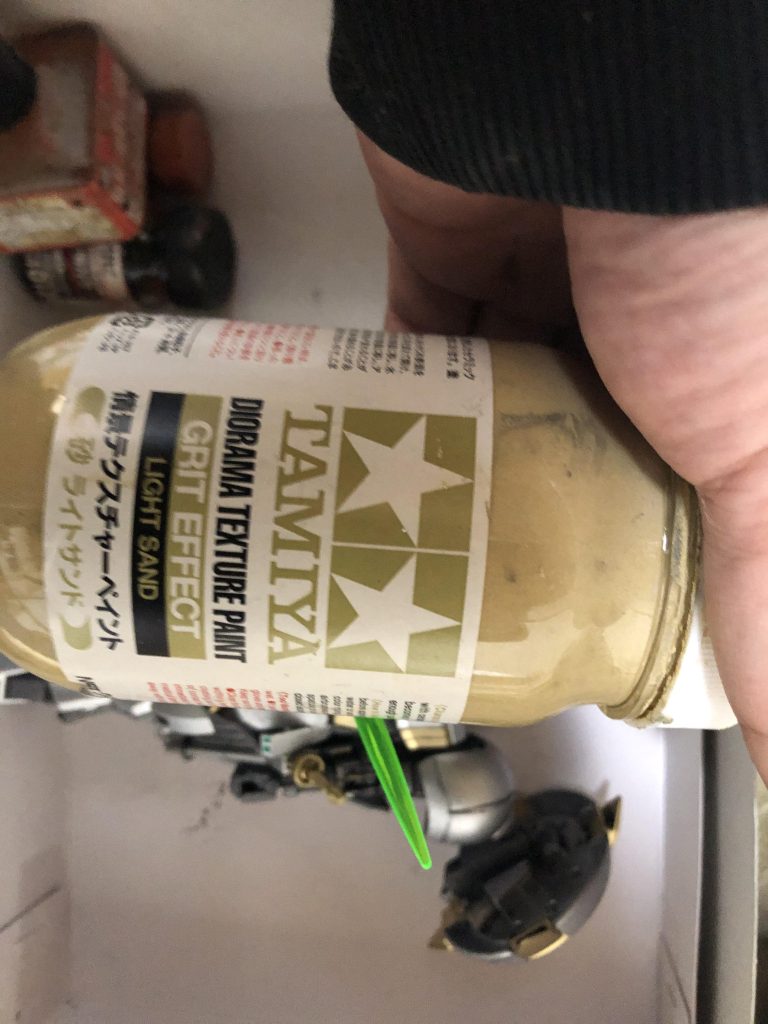 錆させたいところにデクスチャーペイントを塗り乾燥させました