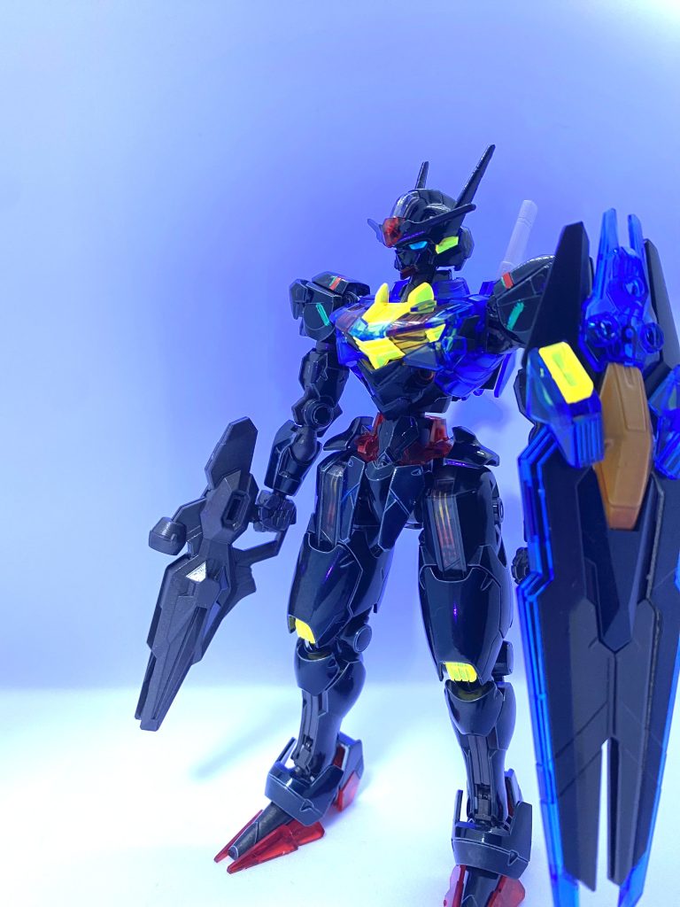 クリアパーツがブラックライトで光るので綺麗ですね☺️肩部分は蛍光塗料を筆塗りしたんですが盛大にミスりました😭