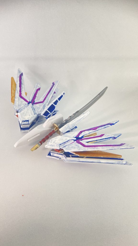 プラウドディフェンダー。ライジングフリーダムのバックパックにSDEXデスティニーの翼をミキシングしました。刀はBB戦士の孫権ガンダムアストレイから持ってきています。