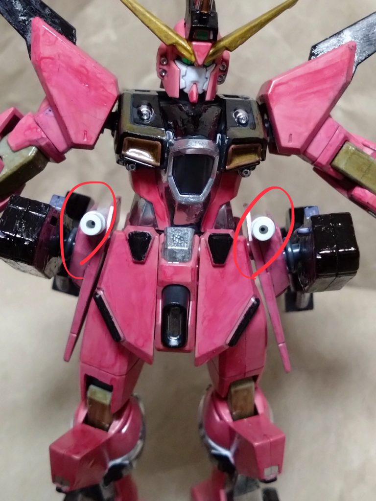 ここでも新武装。サーベルドラグーン改×2こちらはだいぶ前、自分にとって初投稿した『IIセイバー』のサーベルドラグーンの改良型。ビームサーベルとしてはもちろん、ブーメランみたいに回転して敵を斬ることができるビームサーベル型ドラグーン。腰のサイドアーマーに装備されているこの武器ですが、向きが違う…と思った方がいるかと思われます。でも、これで正しいです。なぜなら、今回のサーベルドラグーンはビーム砲としても使えるよう改良した設定なのです。格闘に射撃も備わった新たなギミックのドラグーンシステムを搭載しました。