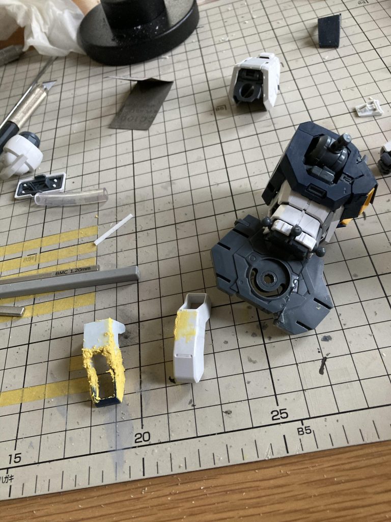フンドシ部分もフレームごと切り離して下げて接着し、さらに延長もしてます。(フロントアーマも延長)