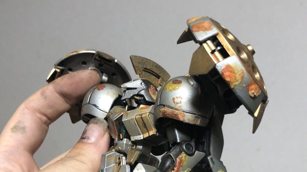 肩のシールドが重くてポージング難しい!