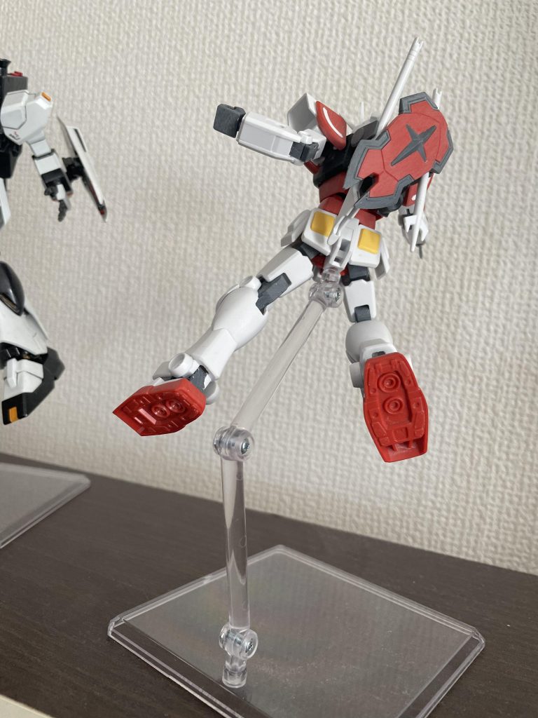 シールドを背中にマウント…バズーカをマウントする場所がちょっと穴が目立つ…