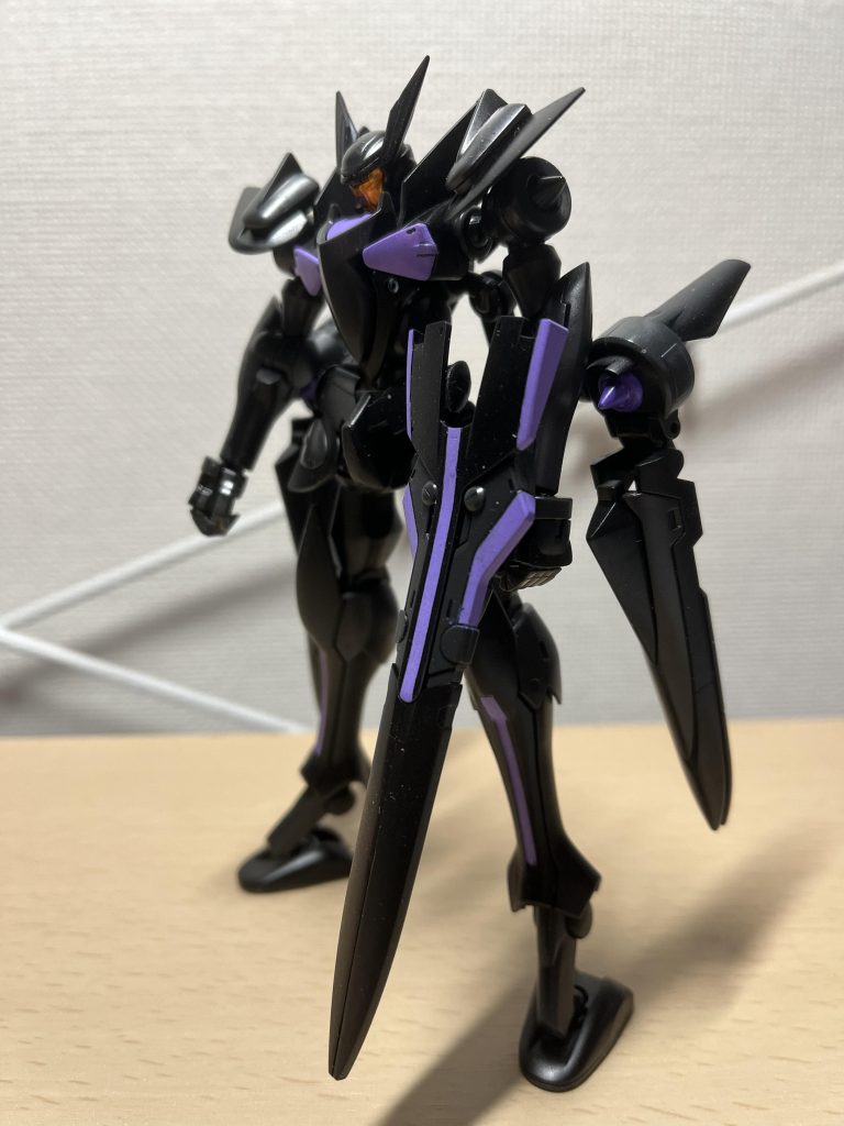 グラハム機の青→黒、白→紫。艶ありスプレーで仕上げ。墨入れも紫の所だけしました。写真だと分かりにくいですが、元からの黒と塗った黒で色合いが若干違うので、思った以上にオーバーフラッグっぽくなって良かったです。ちなみに紫はパイロットのパーソナルカラーという妄想です。