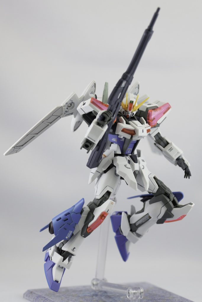 左平手はジャンクボックスから。手の甲パーツを握り手と共有できるように裏面を加工しました。バックパックのウィングの形状も相まって、どことなくイモータルジャスティスっぽさがあるようにも思います。