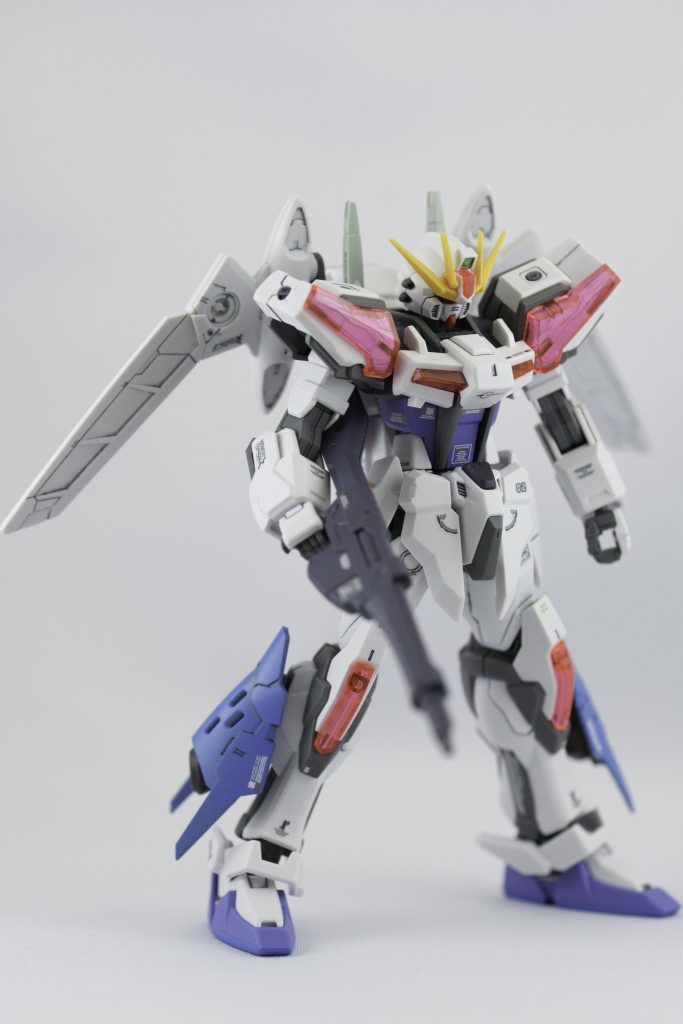 まあ、Exceed Galaxy ですけどね。実は腰がバックパックの重さに負けて仰反るのをなんとかしたくて、腰関節のボールジョイントを硬めに調整していたら軸ごと折ってしまったのです。ピンバイスで空けた穴にランナーの切れ端を刺して繋げたので、腰の可動域はかなり狭い。主な装備は・55mm長射程高エネルギービームライフル・ビームサーベル x2・ 75mm対空自動バルカン砲塔システム イーゲルシュテルン ×4多くの兵装がバックパックであるファトゥムXXに懸架されて運用されるため、ストライク + E.G.単体の装備はイーゲルシュテルンのみである。