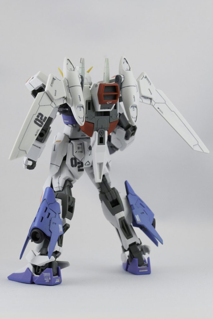 バックショット。個人的な制作機体として過去作のストライクルージュに次ぐ2機目のストライク系となるため、マーキングは02。脚部側面の追加装甲は、クライン派から持ち込まれた GAT-X102 デュエルのアサルトシュラウドのデータを元にしており、本機の機動性向上に寄与している。