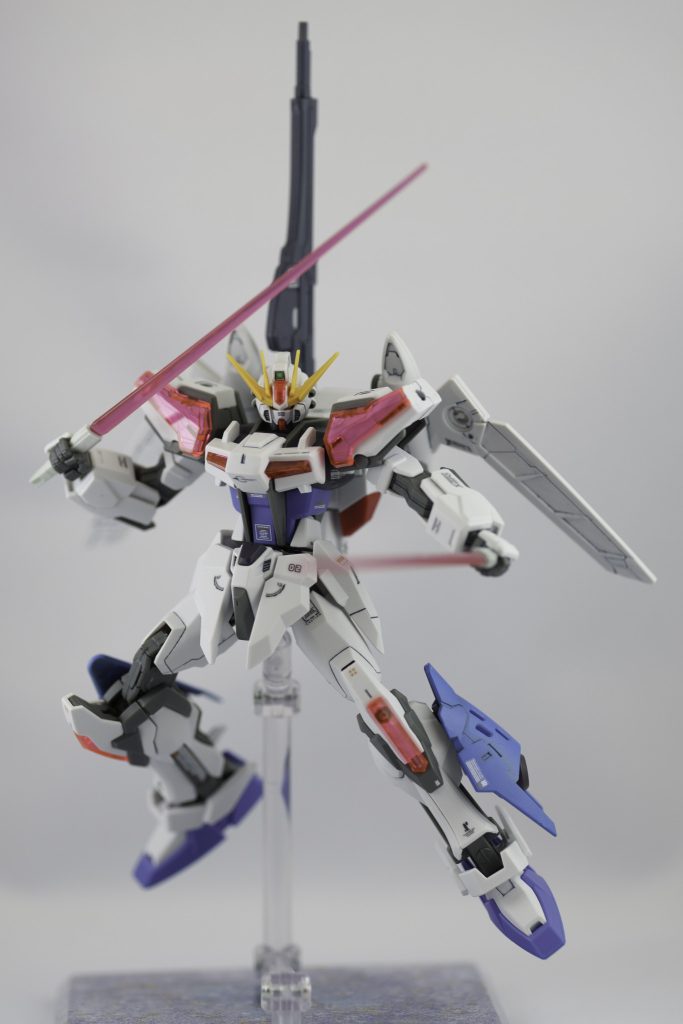 使用しない3mm軸穴は、他の方のエクシードギャラクシーの作品を参考に、WAVE社のO・ボルトを使って塞ぎました。ビームライフルはバックパックにネオジム磁石でくっつきます。