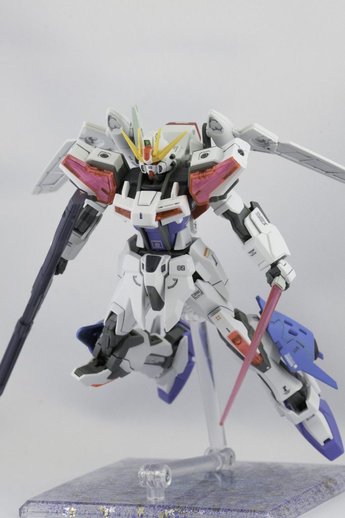 実は宇宙をイメージしてスタンドも制作しました。100円ショップのレジンアクセサリーとかの材料を木工用ボンドに混ぜて、スタンドの裏面に塗りました。完全に乾くまで3日くらいかかりました。でもお陰でギャラクシー感が出たと思います。