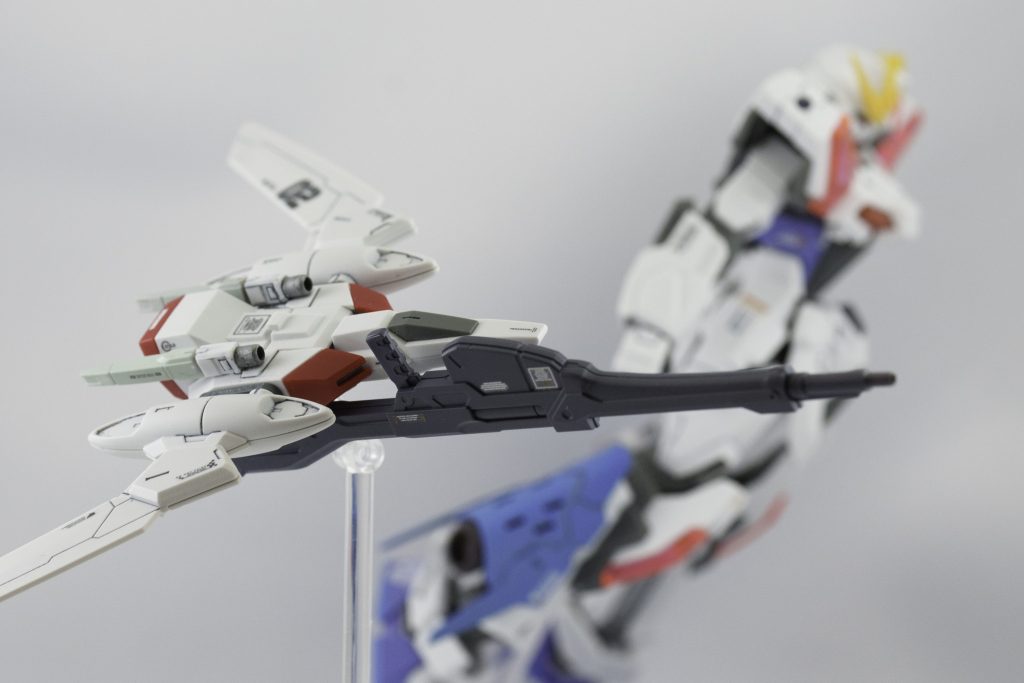 ファトゥムXX。ビームサーベルラックはHGエクシアのものをそのまま使っています。ストライクとの間に開く微妙な隙間を埋めるために取り付けることを思いついたが、そのままではファトゥムXXの見栄えが悪いので、ビームバルカンということにしておいてください。ZGMF-X09A ジャスティスのファトゥム00の技術を元に、FX-550 スカイグラスパーの流れを汲むファイター。単独行動が可能だがコクピットはなく、戦闘中に分離する場合はストライク本体から操縦する必要がある。カガリ搭乗時は出撃直後にドッキング後、分離することはなかった。