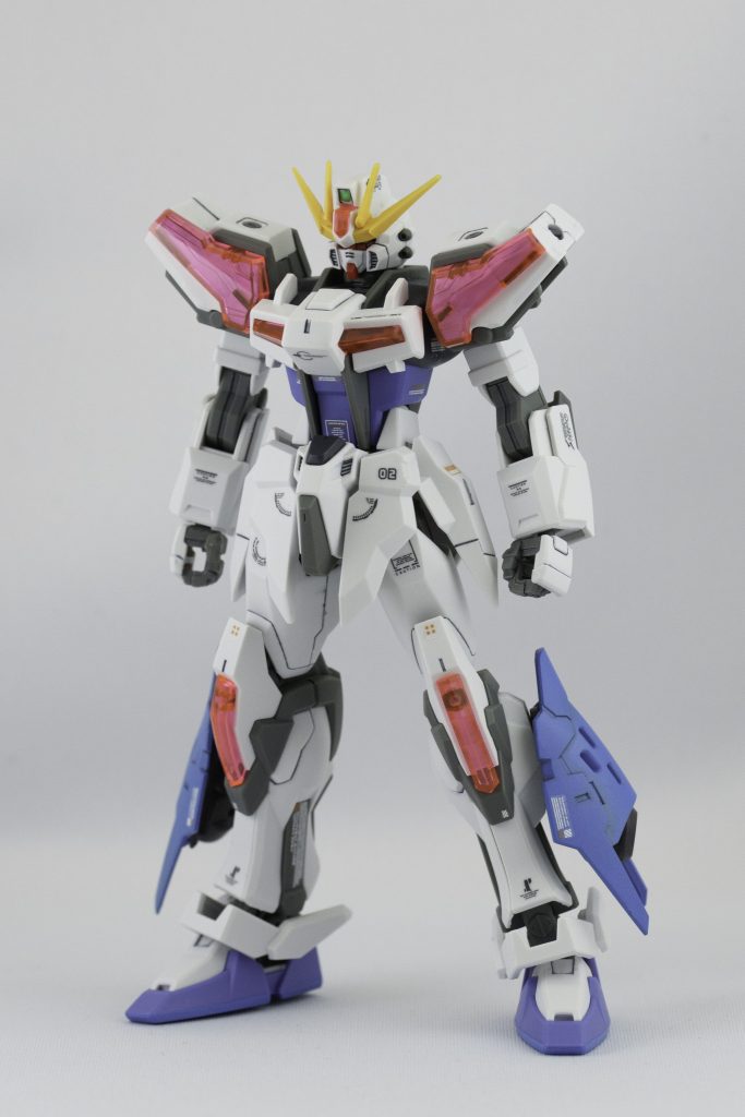 全体のバランスとして、脚部を大きくして安定感が出るようにしてみた。脚部装甲は3mm軸の位置が悪く、そのままではサイドアーマーに干渉するため、S字のジョイントパーツを使って取り付け箇所を少し下げています。ストライク + E.G.。兵装は頭部に4門備えるイーゲルシュテルンのみ。