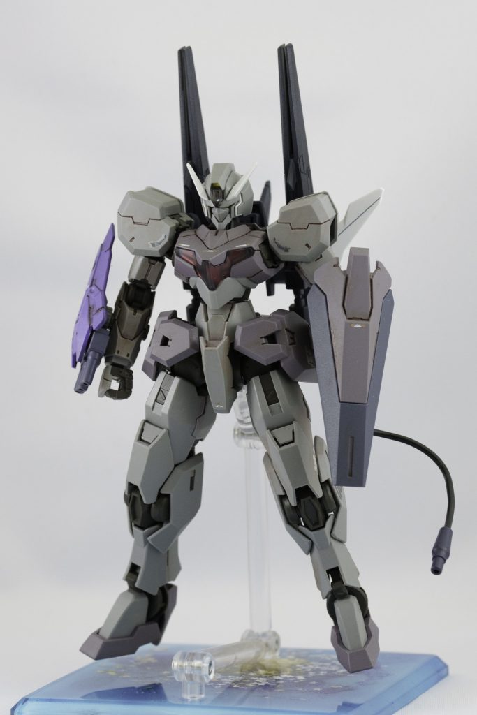 まあ、グフ・イグナイテッドですよね。テンペスト ビームソードは持ってないですが、バックパックにビームランチャーを兼ねるスラスターを装備しています。