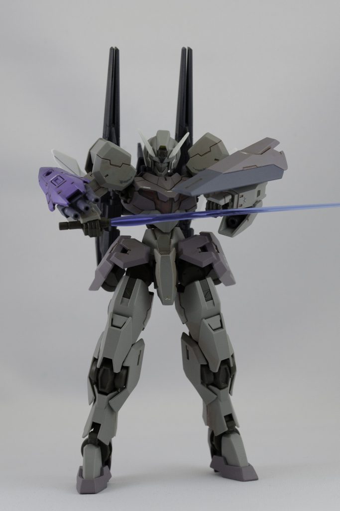 ビームライフルを装備しないので、予備マガジンも不要。スレイヤーウィップを使用しやすくする意図もありシールドは半分に小型化。