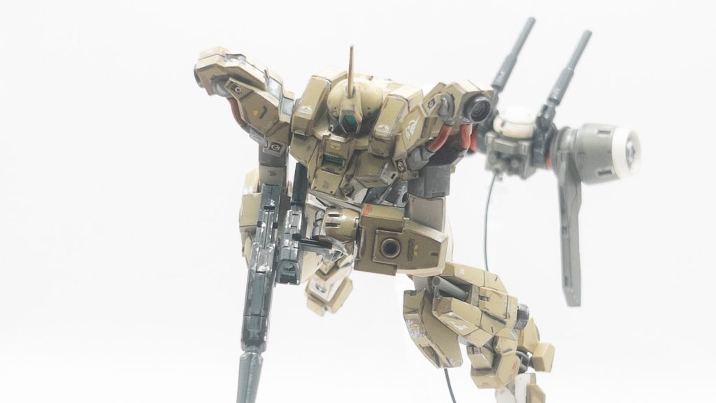 劇中では活躍シーンがないせいか人気出なかったんですかね?バックパック分離等プレイバリュー高めなキットなので、作っててとても楽しいのでワゴン行きは悲しい...前回は初めてのガンダムマーカー使用だったので控え目に塗装した結果、写真だとあまり効果がなかったように感じたので、今回はガッツリ汚してみようと思い切り良く塗装してみました多少大袈裟なくらいに塗装する方が写真映えする気がしていますがどうですかね?個人的にはとても気に入ってます!