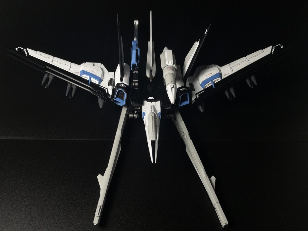 オオトリストライカー。本来のキットには主翼にもうワンカラー入るのですが不要と思いディテールごと削り平坦化しています。