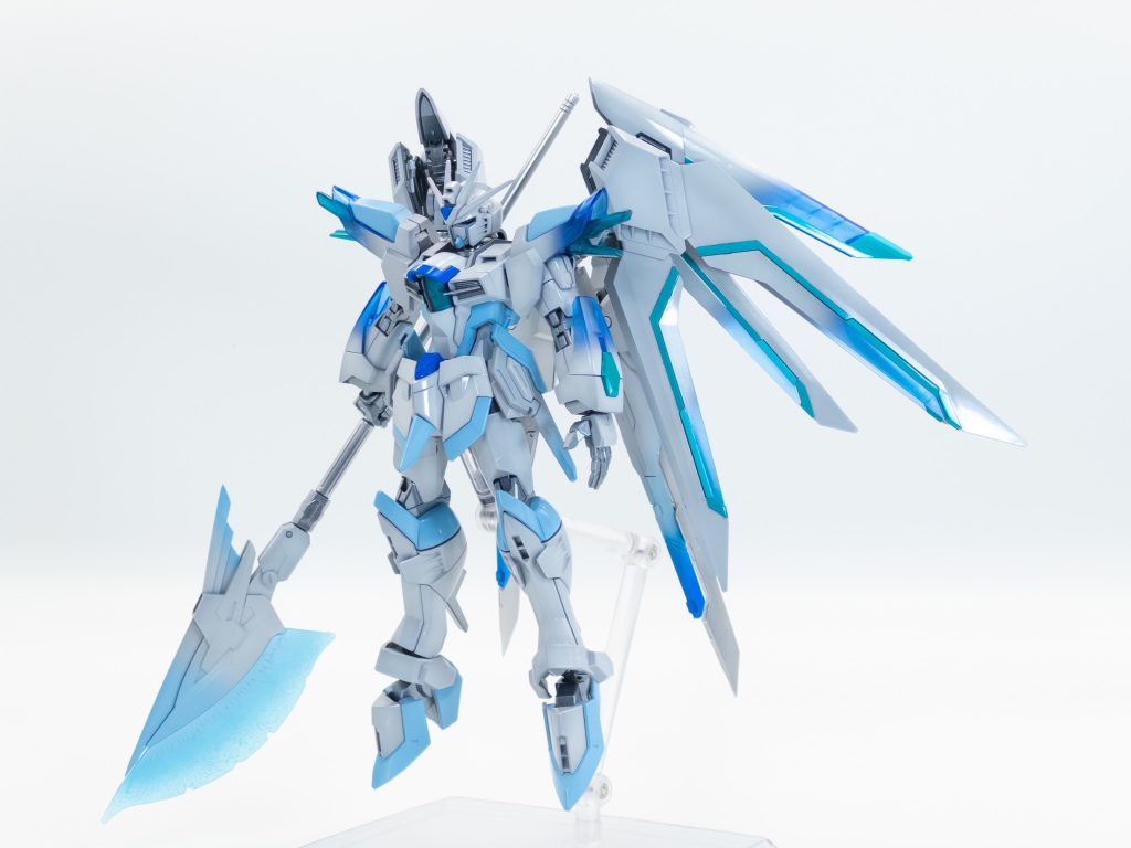 上半身はライジングフリーダム、下半身はイモータルジャスティスを使用。ライジングフリーダムは部分的にクリア版を使用し、クリアを活かしてグラデ塗装を施しました。