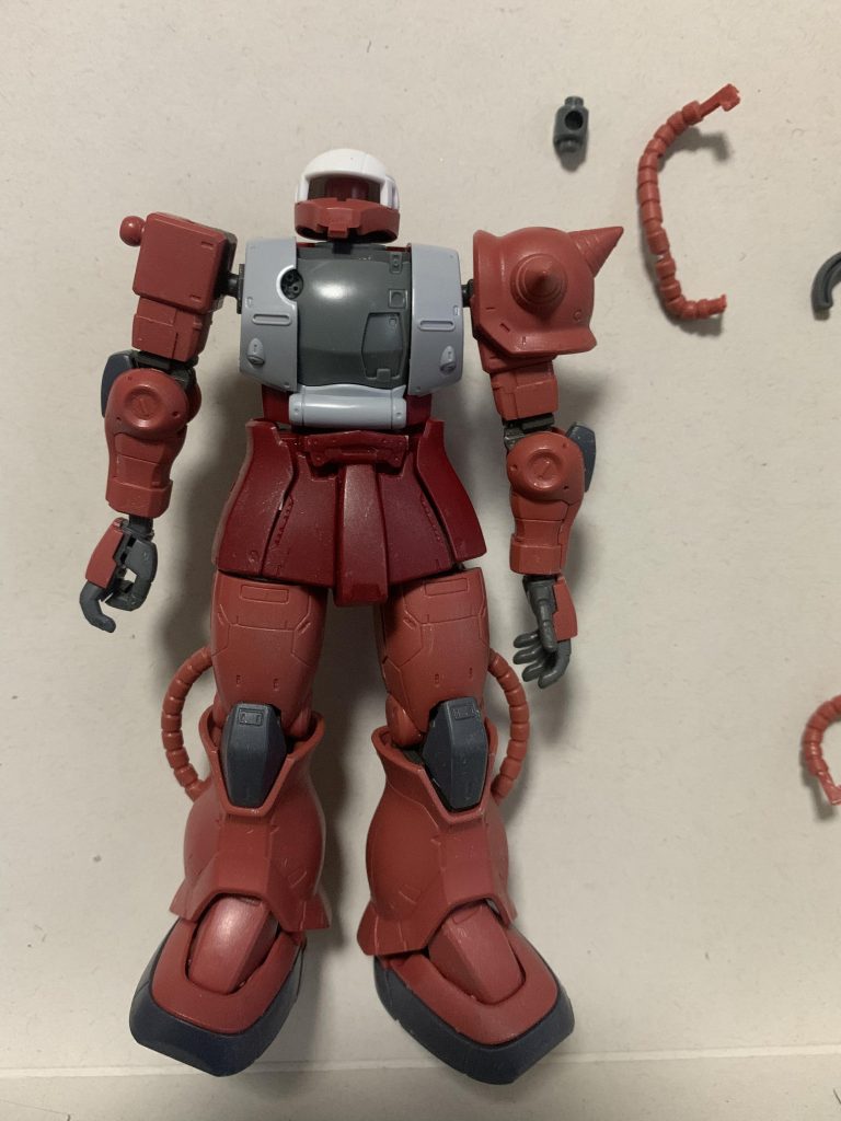 以前シャアザクを作った時に出た余剰パーツでC-6型に換装が出来たので以前から温めていた塗装をやってみることに。