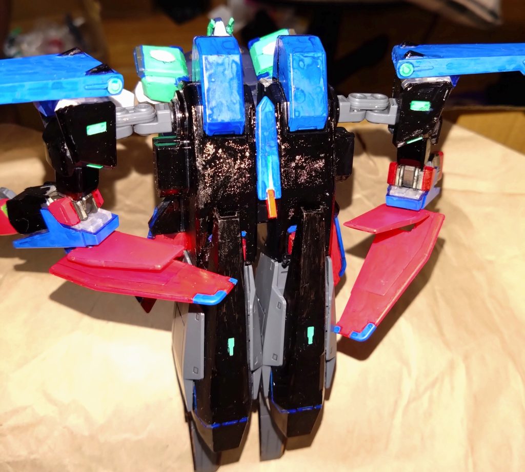 ファイナルラストニッパーガンダムクローズエンド型式番号:BK-00FLN+CE-LN00ラストニッパーの進化した機体・ファイナルラストニッパーと支援機・クローズエンドが一つになった姿。BKシリーズを開発した民間組織の想いが詰まった2つの機体が一つになるのは最後の決戦での一回きり。クローズエンドの開発が遅れたこともあり、しかもテスト無しでのぶっつけ本番。合体したその力は今までとは違う性能を生み出し、別次元と言っても過言ではない最強のガンダムになってしまった。合体したことで腕が4本になり、腕のフレームのパワーも上がり、パンチ一撃で戦艦を撃破できる威力に。動力源はNジャマーキャンセラー搭載核エンジンとGNドライヴの2つになり、クローズエンドとの合体で『GNフィールド』や『Iフィールド』が追加され、火力や機動性だけでなく防御もトップクラスに。ネーミングは自分としても悪くないとは思いますが、『ファイナル』や『ラスト』、『クローズ』に『エンド』は同じ意味になります。まあ、意味に関してはあまり触れないでおきましょう。