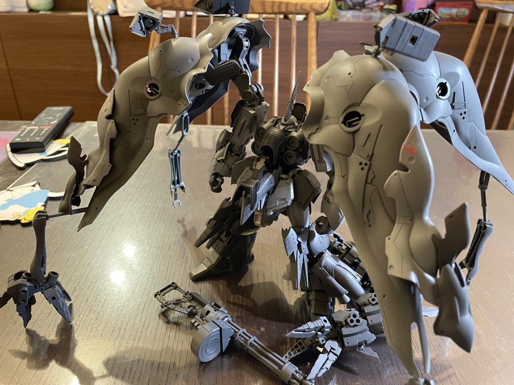 ようやく方向性が決まってきたが、ここからの塗装が長かった。。(もうサフ塗りで完成でいいんじゃないかと、何度思ったことか。。)いやほんと、よく完成できたなぁ。