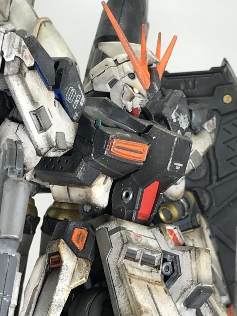 ツインアイには電飾を仕込んで…… …ません🙄ライトで付属のシールが光ってるだけ（笑）オリジナルHi-νのハイパーνガンダムは以前に作成したので…いつかお手軽ミキシングでハイパーサザビー？でも作ってみたいですね〜😃