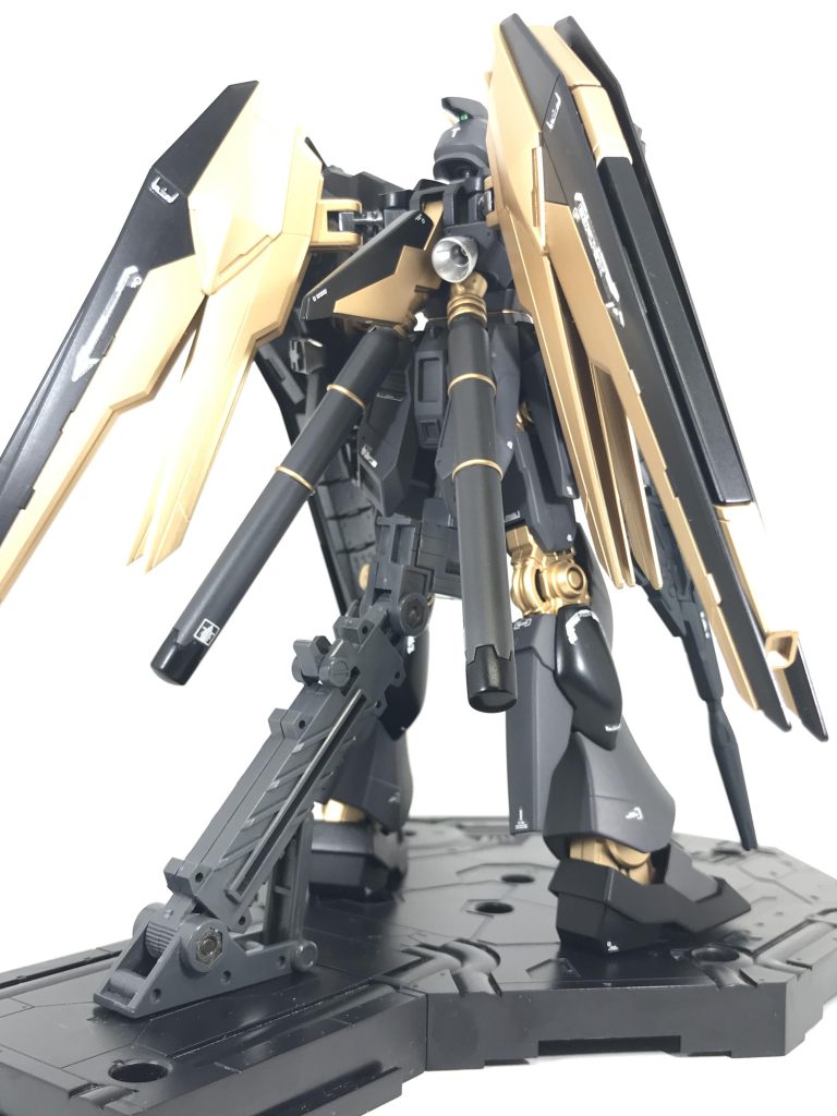 後姿ショット。フィン・ファンネルの代わりにフリーダムのウィングを付けてみました。サイコフレーム追加目的と言う脳内設定です。(益々バンシィっぽくなってしまいました。😅)