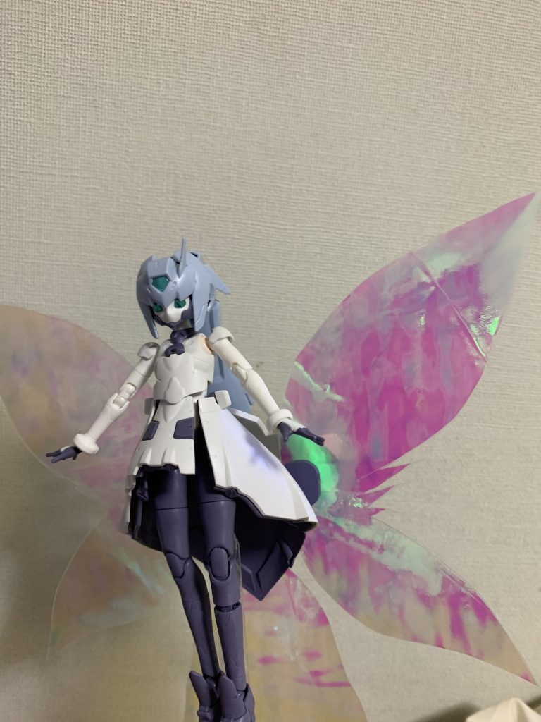 当時ガンダムウォーズと言うスマホのゲームにサラさんが実装された記念に組んだのですが、墨入れするのも塗装するのも汚すのも変な感じがして結局合わせ目を消しただけになってます。塗装しない分かなり細かい番目のやすりで綺麗にしてました。作ったのはリライズより前になりますので羽根の形はゲームを参考にしています。