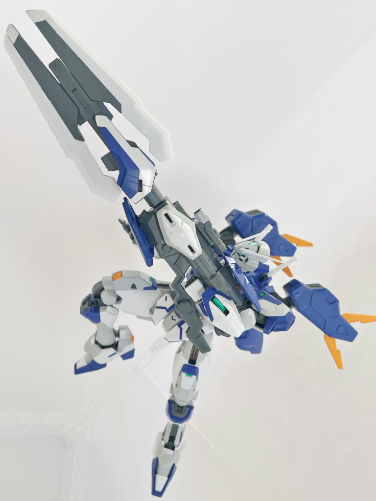 ガンビットライフル バレルを延長し、長距離狙撃が可能なビームライフル。ビットステイブと合体することで、対艦クラスの威力を発揮できる。 改修型では、両腕と腰部による固定が必要だったが、グレイスフィールでは通常のビームライフルと同様の姿勢で保持できる。