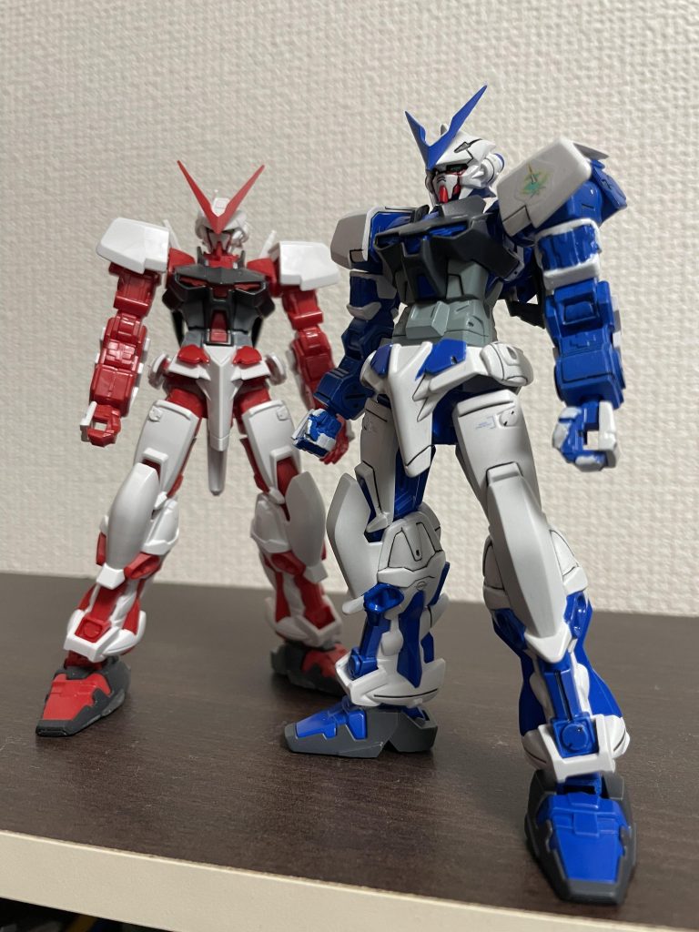 パチ組みの新しいレッドフレームと並べてもなんとか納得いく仕上がりに(自己満足)収まったので満足しました。今回はアンテナの改修から始まり、腕の大改造、大量の合わせ目消しからの後ハメ工作や塗装時のマスキング地獄、最後に今回は部分塗装の筆塗りにチャレンジしました。