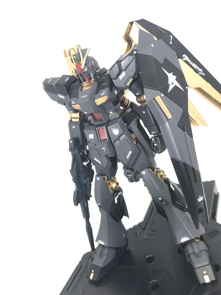 バットマンのダークナイトに触発されて黒系のカラーリングにし、サイコフレームは金色に発光させてみましたが… どちらかと言うとバンシィに近い外見になってしまいました。😓