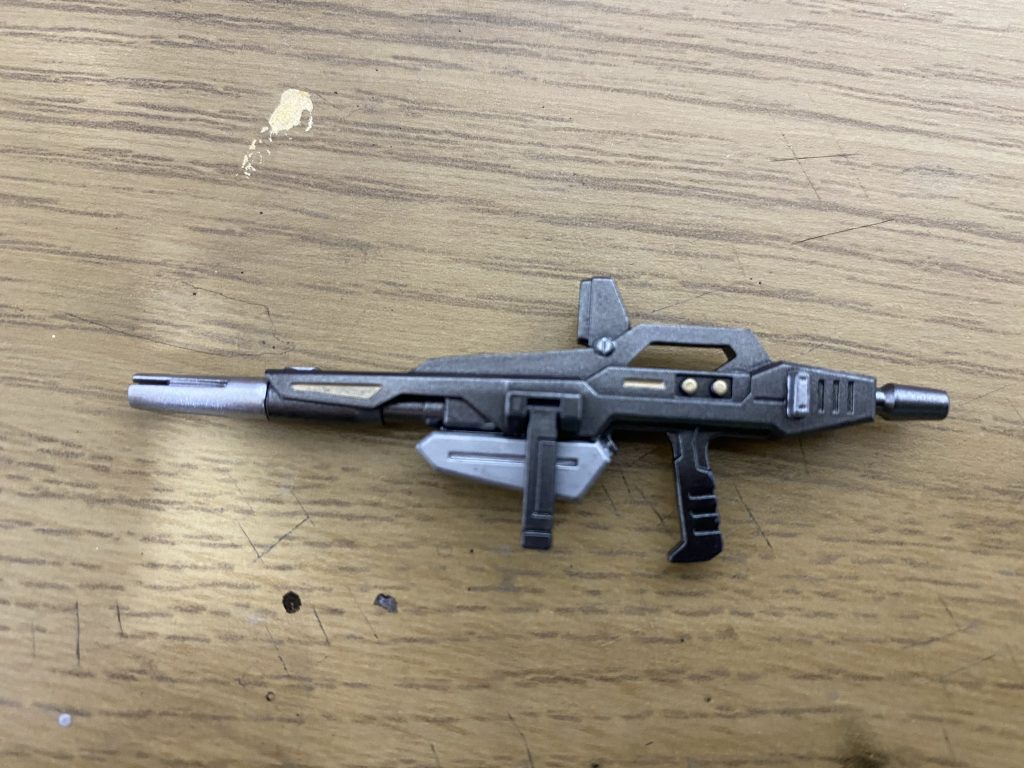 シールドの裏側や武器類など、ところどころ塗り分けしてあるのが気に入ってます。