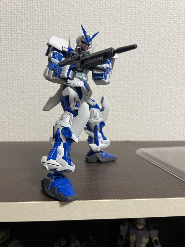 ビームライフルはセンサーにHアイズを埋め込みをしてあと両手持ちができるようにフォワグリップを切り離した後にプラ板で厚さを増して噛み合わせで無理やり保持をする感じで可動式に改修しました。