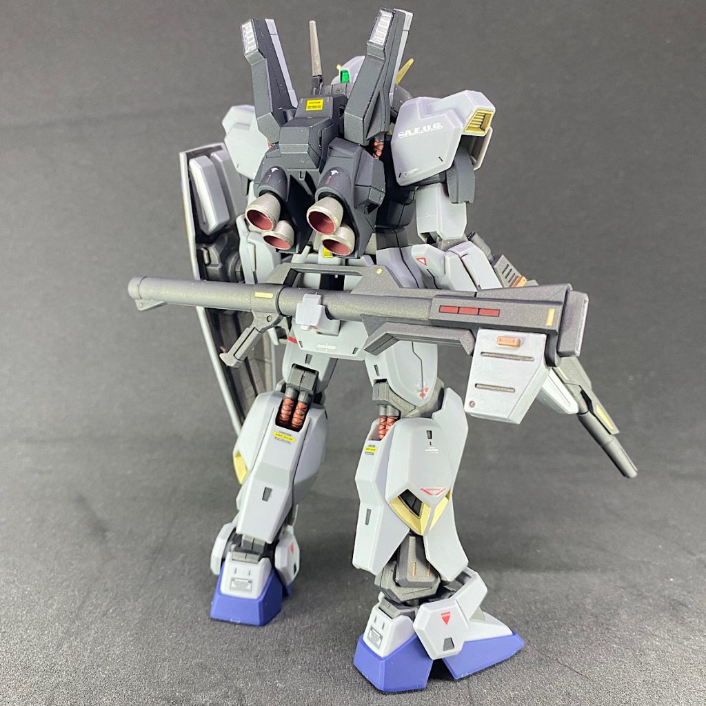通常のガンダムMk-II (リバイブ)の色違い版なので、元の成形色を活かしつつ、ガンダムマーカーやエナメル塗料で細かい箇所を部分塗装しました。また、キット付属の水転写デカールも貼っています。