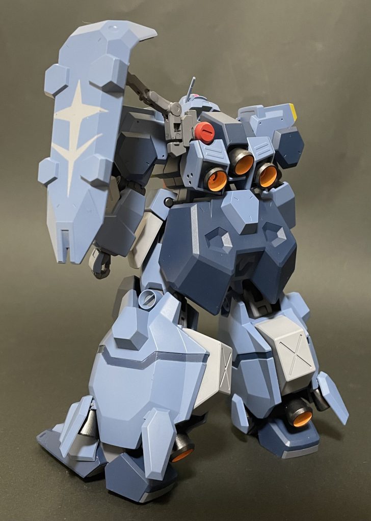 連邦の量産機としてはかなりマッチョな機体で魅力的なデザインですね