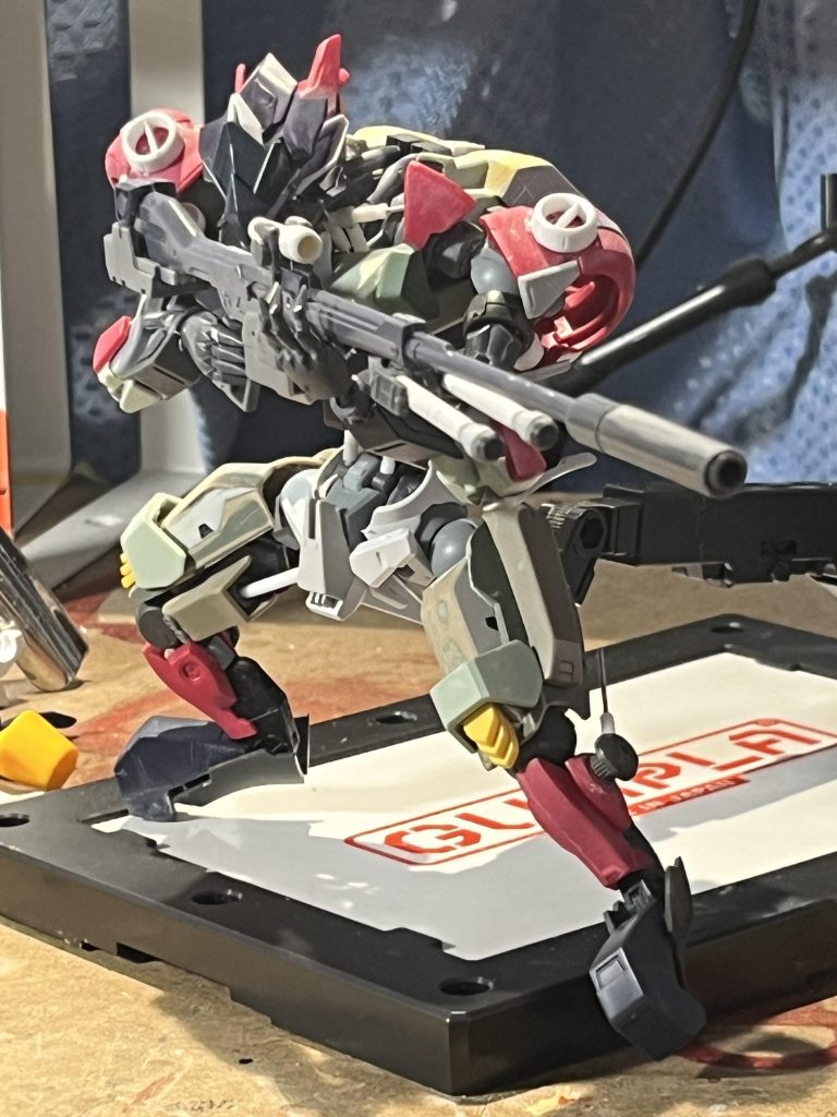 足は鉄血シリーズの機体(グシオン、グリムゲルデ、ユーゴー)を使用。腕はザウォートをベースにファラクトとグリムゲルデで制作。ライフルはファラクトの物を加工している。