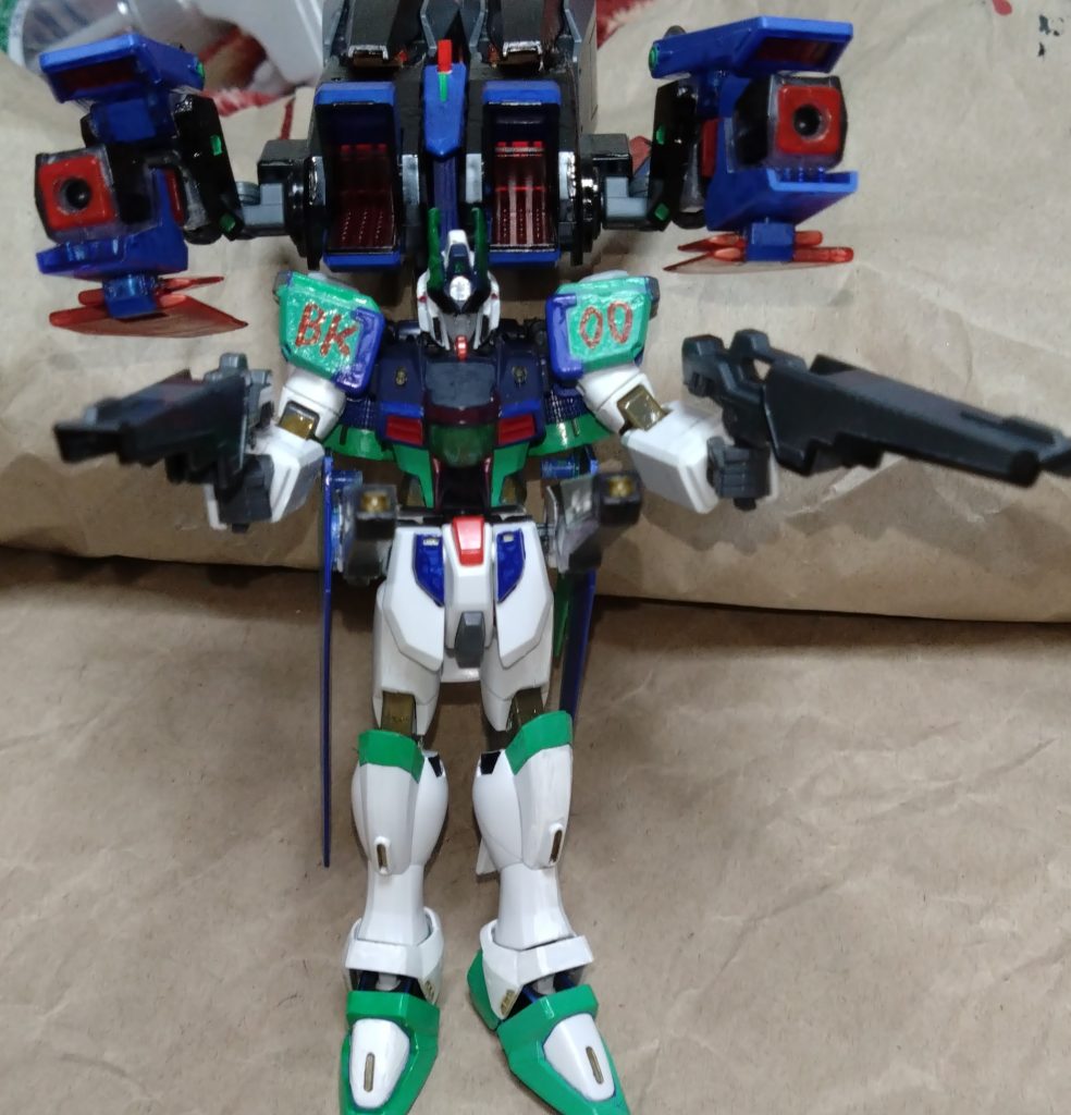 まず武装等について説明しますが、既に説明したモノばかりです。高出力レールガン×2、バラエーナ収束ビーム砲×2、ビームハンド×2、バルカン砲、ツインハイメガキャノン、ミサイルポッド等。この機体も射撃武装で一斉射撃によるフルバーストが可能。武装の数はもちろん、火力も強化されており、更に『トランザム』の使用も可能。敵の大部隊だろうと一瞬で消滅させてしまう。