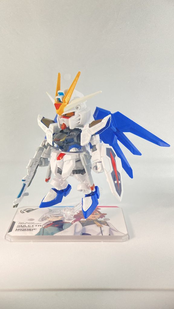 立ち。カラーリングの変更と肩の出っ張りを外しました。あと変形の都合でお腹に3mmの穴を開けました。羽は今後改造する予定があるのでまだ手を加えてません。