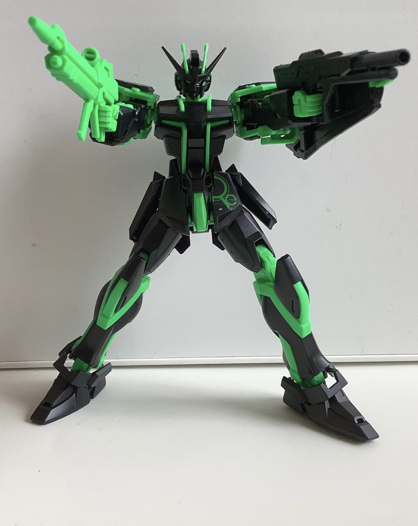 一斉射撃！このキットに付属する銃、確かですが何話かで戦闘中にジンから奪ってたMMI-M1001 90㎜対空散弾銃とかいう武器だったような気がします。今度発売されるEGストライク用のエールストライカーに付属するものみたいで、EGストライクガンダム　ウェポン2との表記がランナーにされてました。まさかの新規造形の武器だったとは…