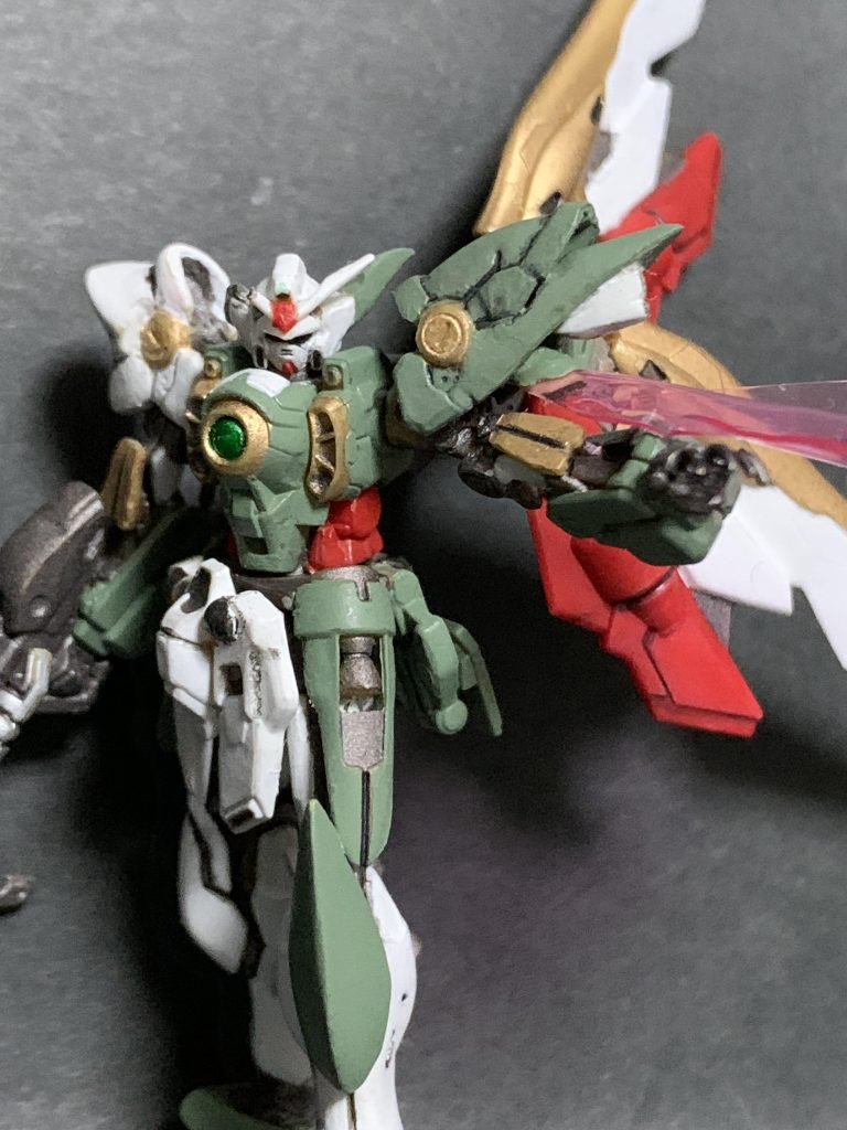 両肩、左膝もパテ盛ってスクラッチです。丁寧に塗ったつもりでもアップはやっぱりキツイですね。耳当てもパテで作製、他に爪先と足首のガードも尖らせています。