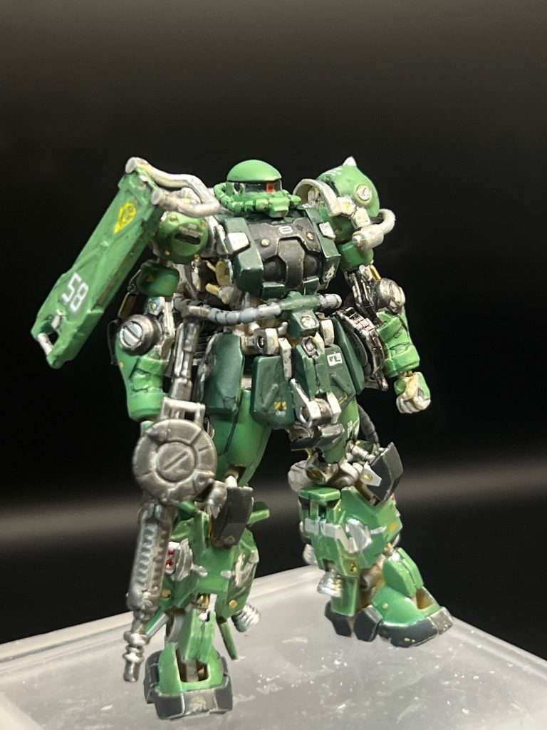 モノアイは掘って蛍光レッドで塗装。簡単な加工で効果は高いと思います。