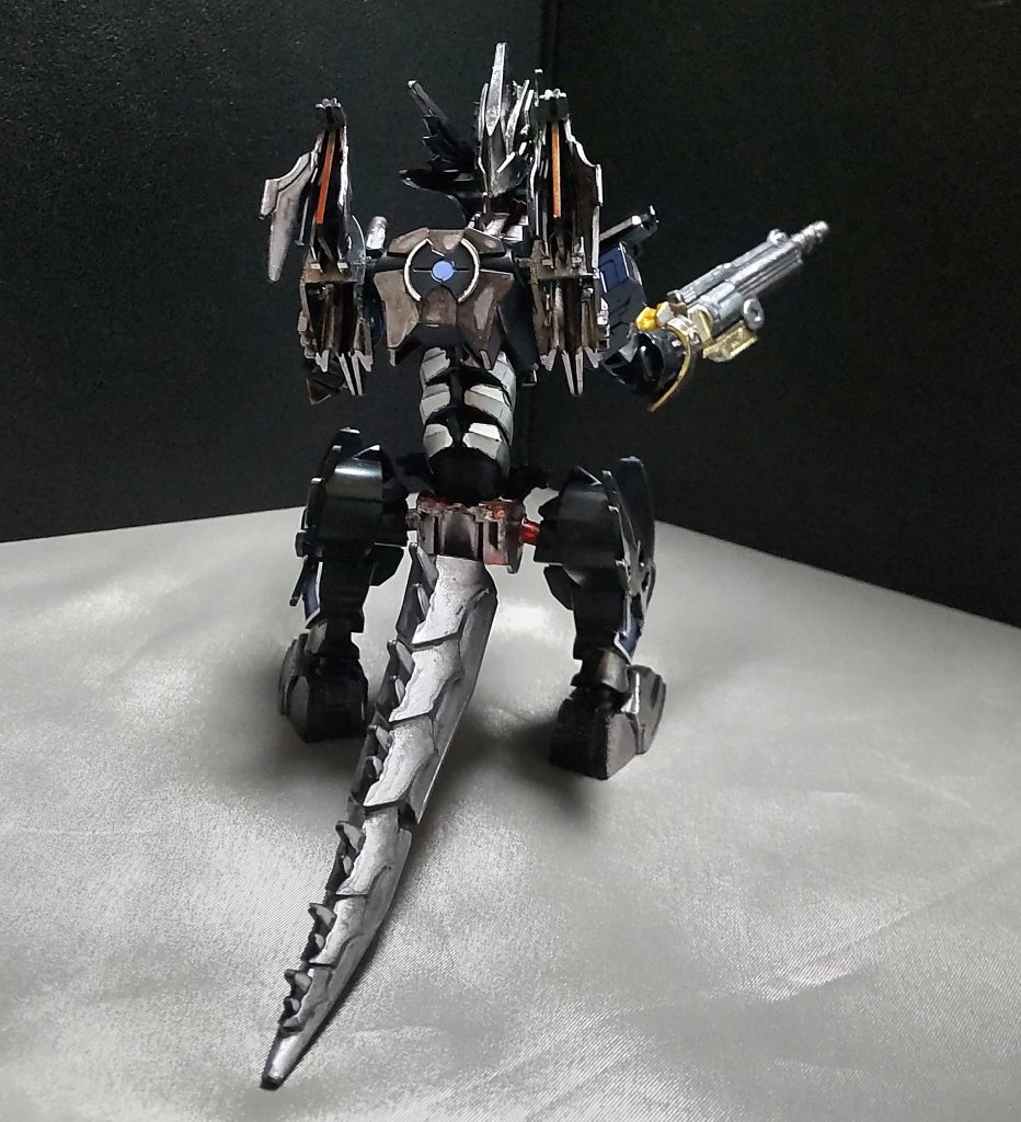 リアビューバックパックのスラスターのような物はダークグラスパードラゴンの腕パーツを付けてます。また後腰部にあったSDガンダムを乗せるための台座は除去しました。これにより、尻尾の可動範囲が広がりました。