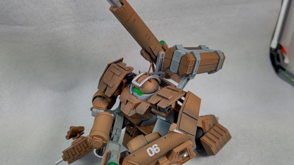 左肩にはミサイルを搭載肩武器はアーマードコアっぽい組み合わせ二つとも境界戦機のキットの物をそのまま使用
