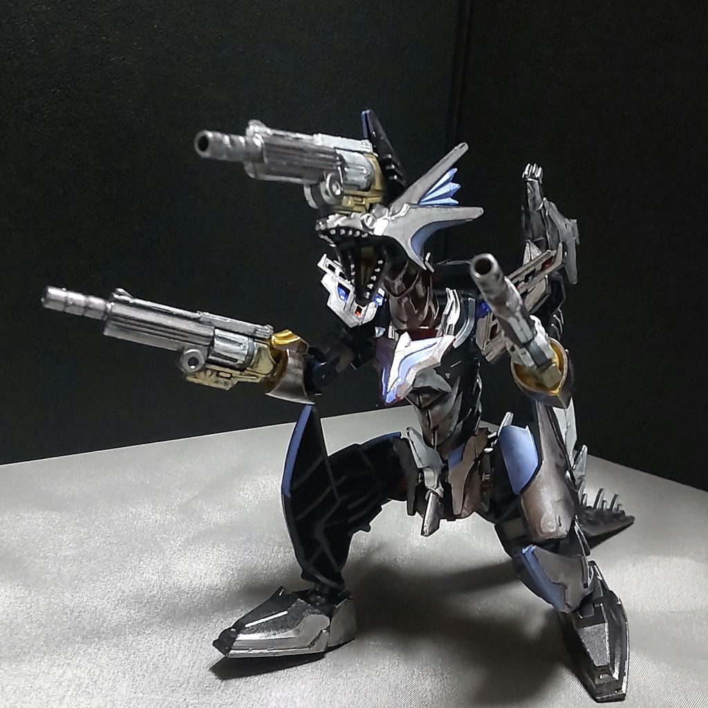 このドラゴンのメインウェポンは頭部と両腕に付けてあるリボルバー式のキャノン砲になります。※コトブキヤのハンドガンセットにあるリボルバー式の拳銃を3丁使ってます。