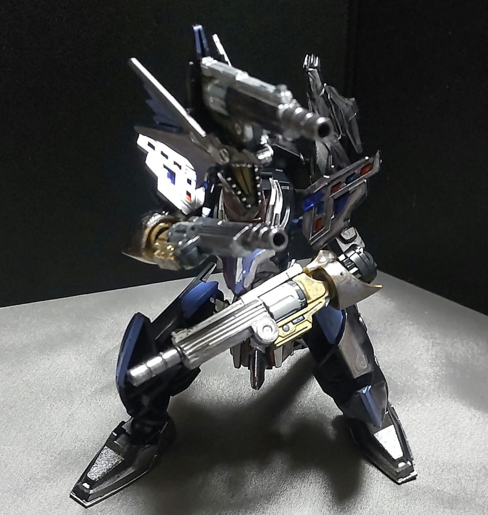 本家と違い、腕の関節が可動するので細かいポージングができます。