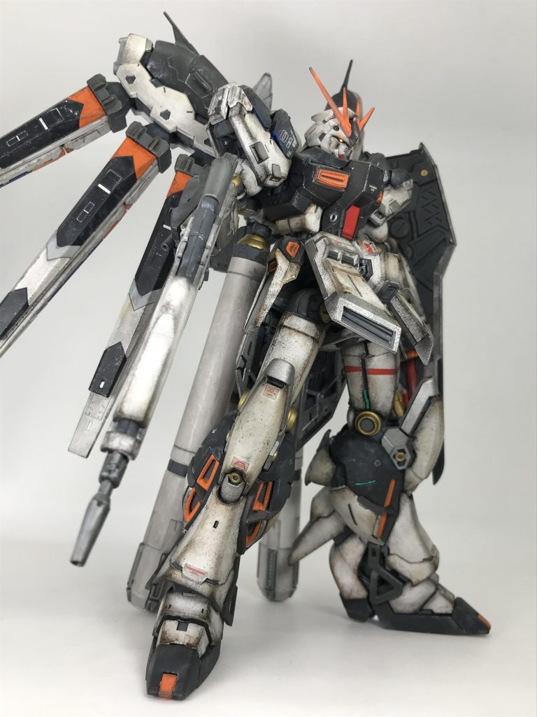 RG Hi-νガンダム 部分塗装 ウェザリング仕上げ以前作成したハイパーνガンダムと、なめ猫プチッガイロボは…飾るのには場所を取りすぎる為…バラしてしまうことにしたので…元キットのHi-νに戻しました戻すついでに汚しを少し追加して、新たな作品として投稿🙄