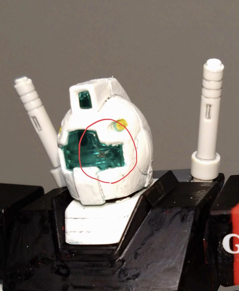 気づいた方、または気づいていない方もいると思いますので話します。このジムの頭部に、ゲームと同じキズをわざと付けました。見えにくいかとは思いますが…。自分はキズが付いた機体やボロボロになった機体が好きです。意外とそういった機体が強いですし、もしかしたらこのジムが好きな理由はそれかもしれません。と、機体について説明させて頂きましたが、ここでパイロットについても説明しようと思います。 アルカ・アドニスジムの稼働データ収集を任務としたギャザーロード隊の小隊長。どんな機体でもすぐに順応できるセンスとその操縦技術を買われ、MSのテストパイロットにいち早く採用され、ギャザーロード隊の小隊として就任。同じ部隊の『ユノ・アスタルト』とは幼馴染。オデッサ作戦の戦闘中に彼女と共にブレイク現象に巻き込まれてしまい、ガンダムの歴史が集う世界『G:ユニバース』に呼び込まれてしまう。ゲームでは名前は変えられるのですが、デフォルトネームは『アルカ・アドニス』となっているようなのでここではその名前を使いました。