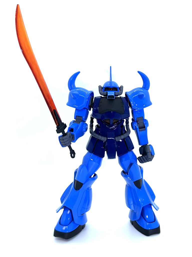 正面からグフはシンプルなかっこよさが好きです。ポージングが難しいですね。あと盾はドムにあげちゃいました。 